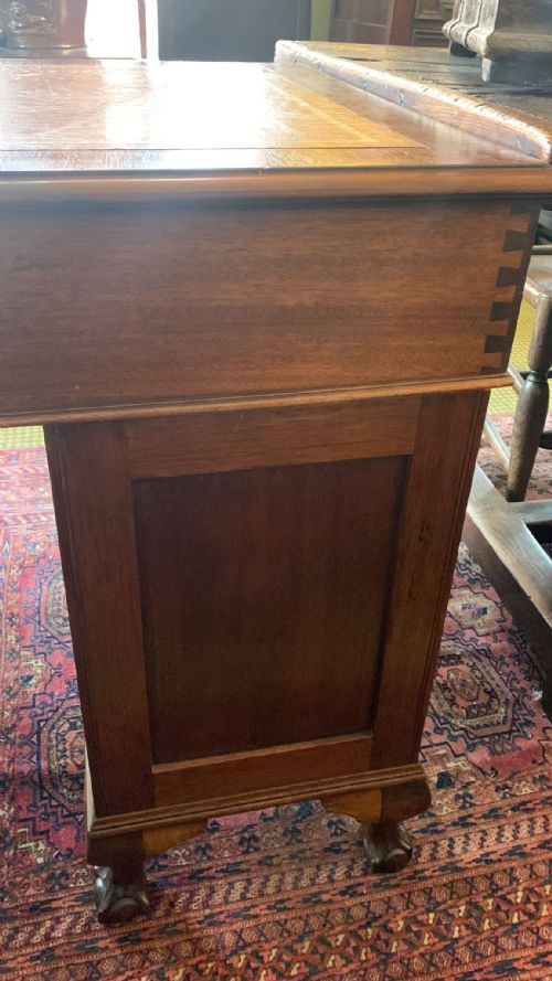 AN EARLY 20THC PEDESTAL DESK - ADDITIONAL PHOTO 6