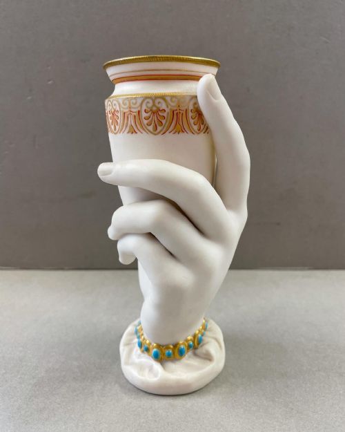 A 19THC ROYAL WORCESTER MODEL OF MRS HADLEYS HAND VASE - ADDITIONAL PHOTO 1