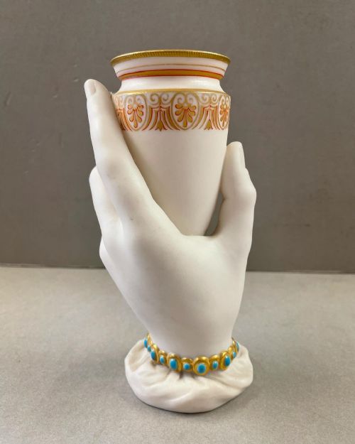 A 19THC ROYAL WORCESTER MODEL OF MRS HADLEYS HAND VASE - ADDITIONAL PHOTO 2