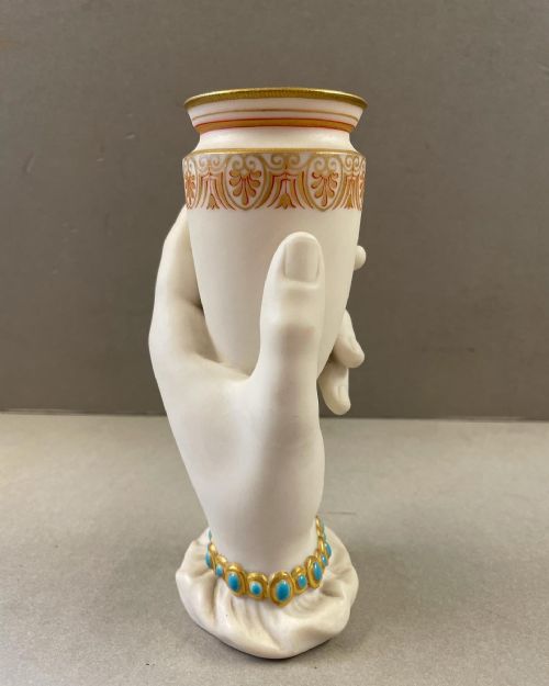 A 19THC ROYAL WORCESTER MODEL OF MRS HADLEYS HAND VASE - ADDITIONAL PHOTO 3
