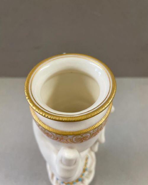 A 19THC ROYAL WORCESTER MODEL OF MRS HADLEYS HAND VASE - ADDITIONAL PHOTO 4