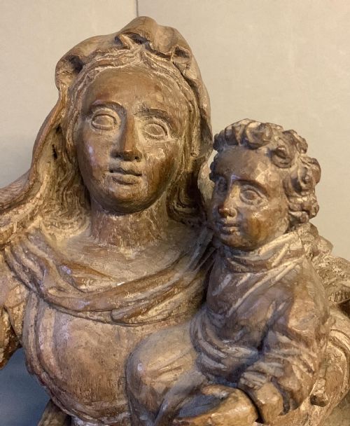 AN ANTIQUE CARVING OF MADONNA AND CHILD - ADDITIONAL PHOTO 4