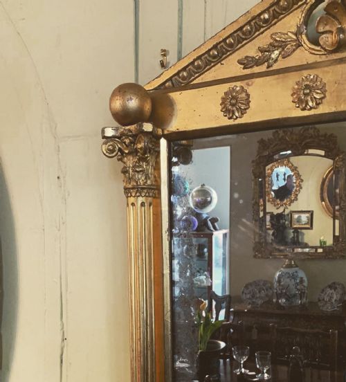 AN ANTIQUE GILTWOOD MIRROR - ADDITIONAL PHOTO 1
