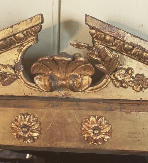 AN ANTIQUE GILTWOOD MIRROR - ADDITIONAL PHOTO 3