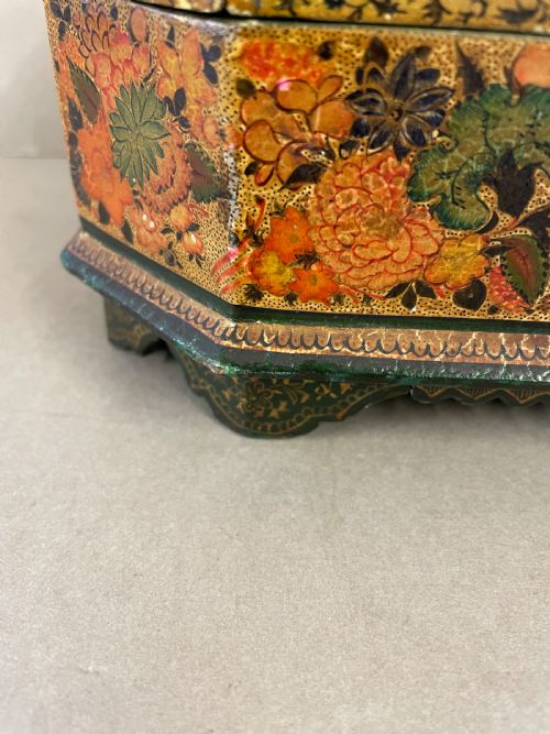 AN ANTIQUE KASHMIRI CASKET - ADDITIONAL PHOTO 2