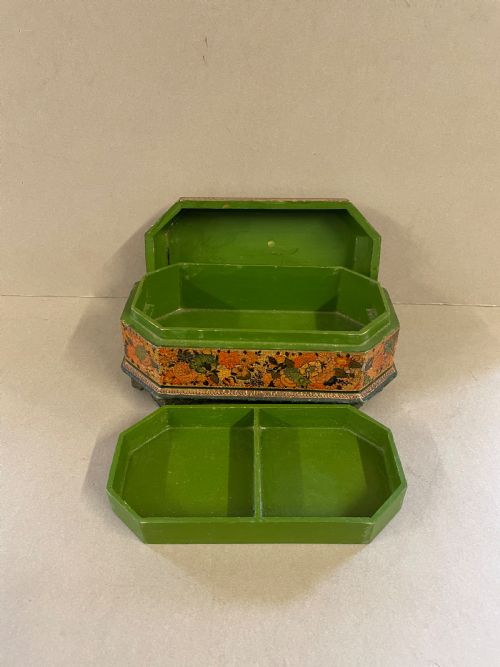 AN ANTIQUE KASHMIRI CASKET - ADDITIONAL PHOTO 4