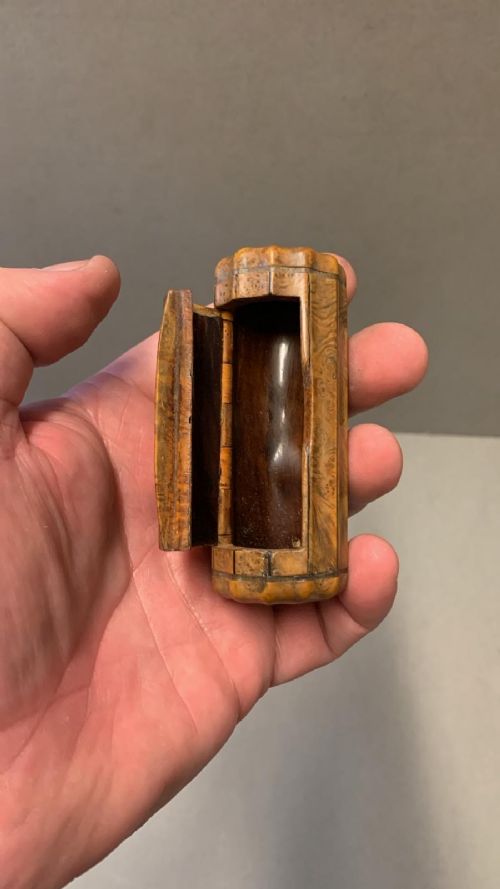 AN ANTIQUE FLUTED SNUFF BOX