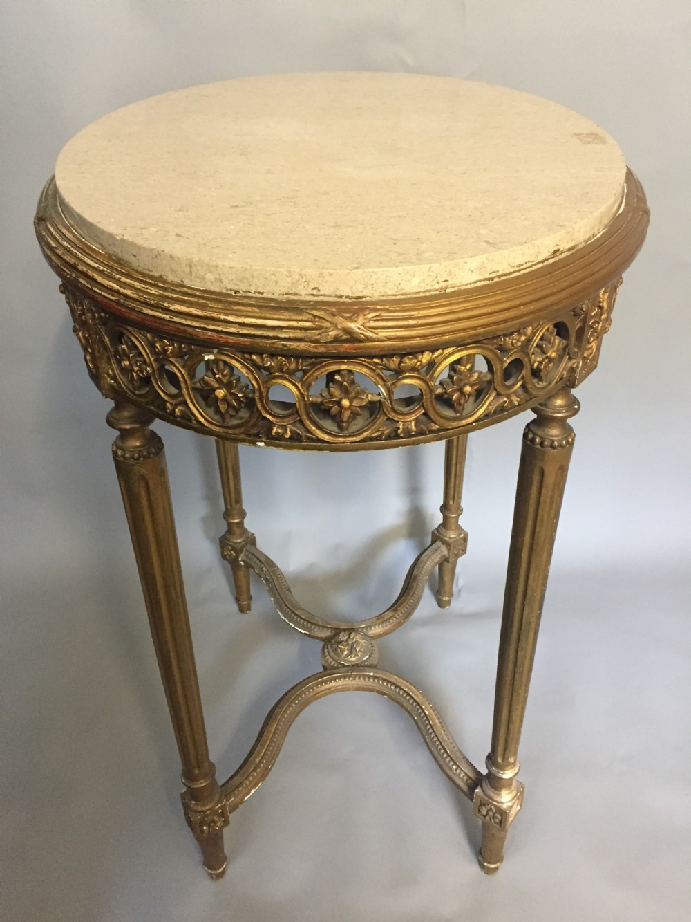 An elegant early 20thC giltwood marble topped lamp table