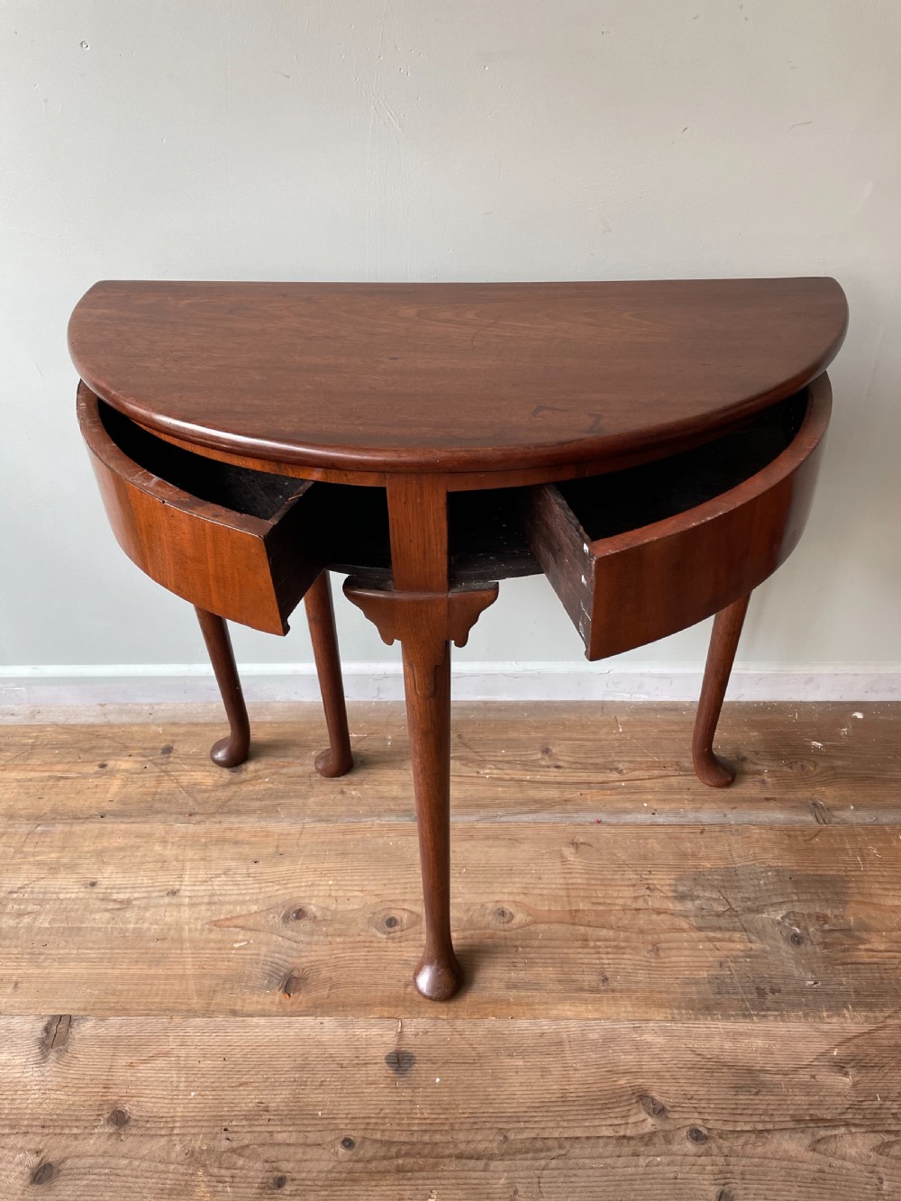 A Mid 18thC mahogany folding tea table View II