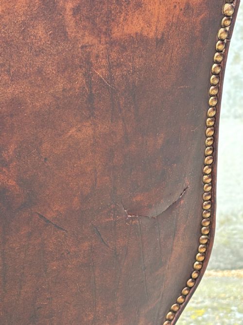 19TH CENTURY BROWN LEATHER BUTTON WING ARMCHAIR - ADDITIONAL PHOTO 4