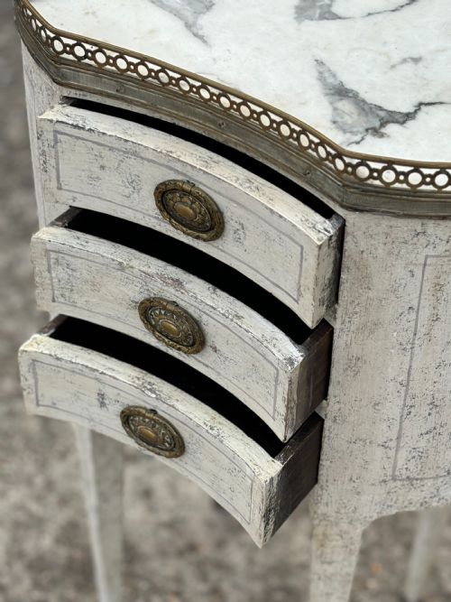 EARLY 20TH CENTURY FRENCH LOUIS XVI PAINTED NIGHT TABLE - ADDITIONAL PHOTO 5