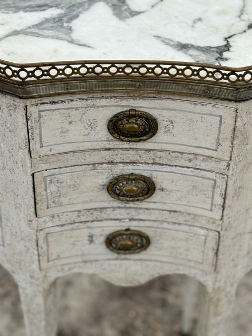 EARLY 20TH CENTURY FRENCH LOUIS XVI PAINTED NIGHT TABLE - ADDITIONAL PHOTO 6