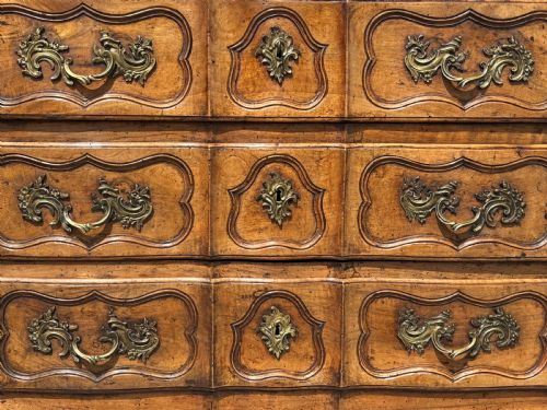 18TH CENTURY LOUIS XV PERIOD WALNUT COMMODE - ADDITIONAL PHOTO 4