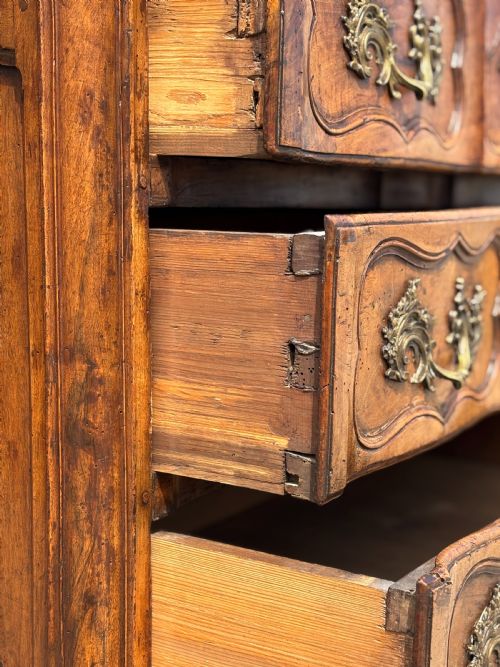 18TH CENTURY LOUIS XV PERIOD WALNUT COMMODE - ADDITIONAL PHOTO 6