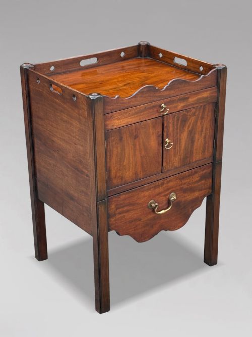PAIR OF 18TH CENTURY GEORGE III MAHOGANY BEDSIDE CABINETS C1760 - ADDITIONAL PHOTO 3