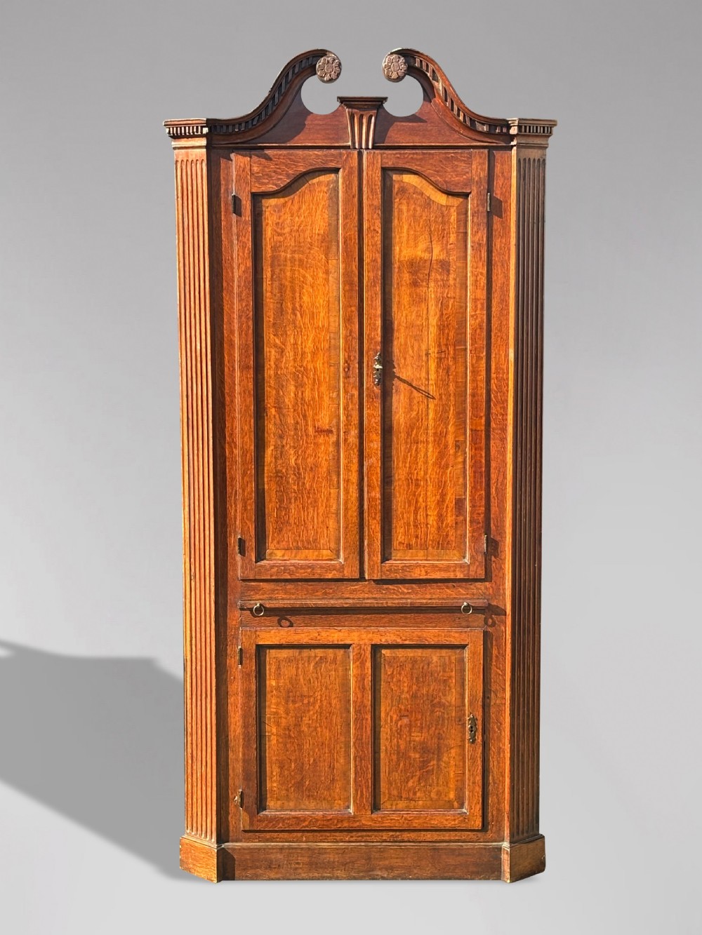 18TH CENTURY GEORGE III PERIOD OAK CORNER CUPBOARD