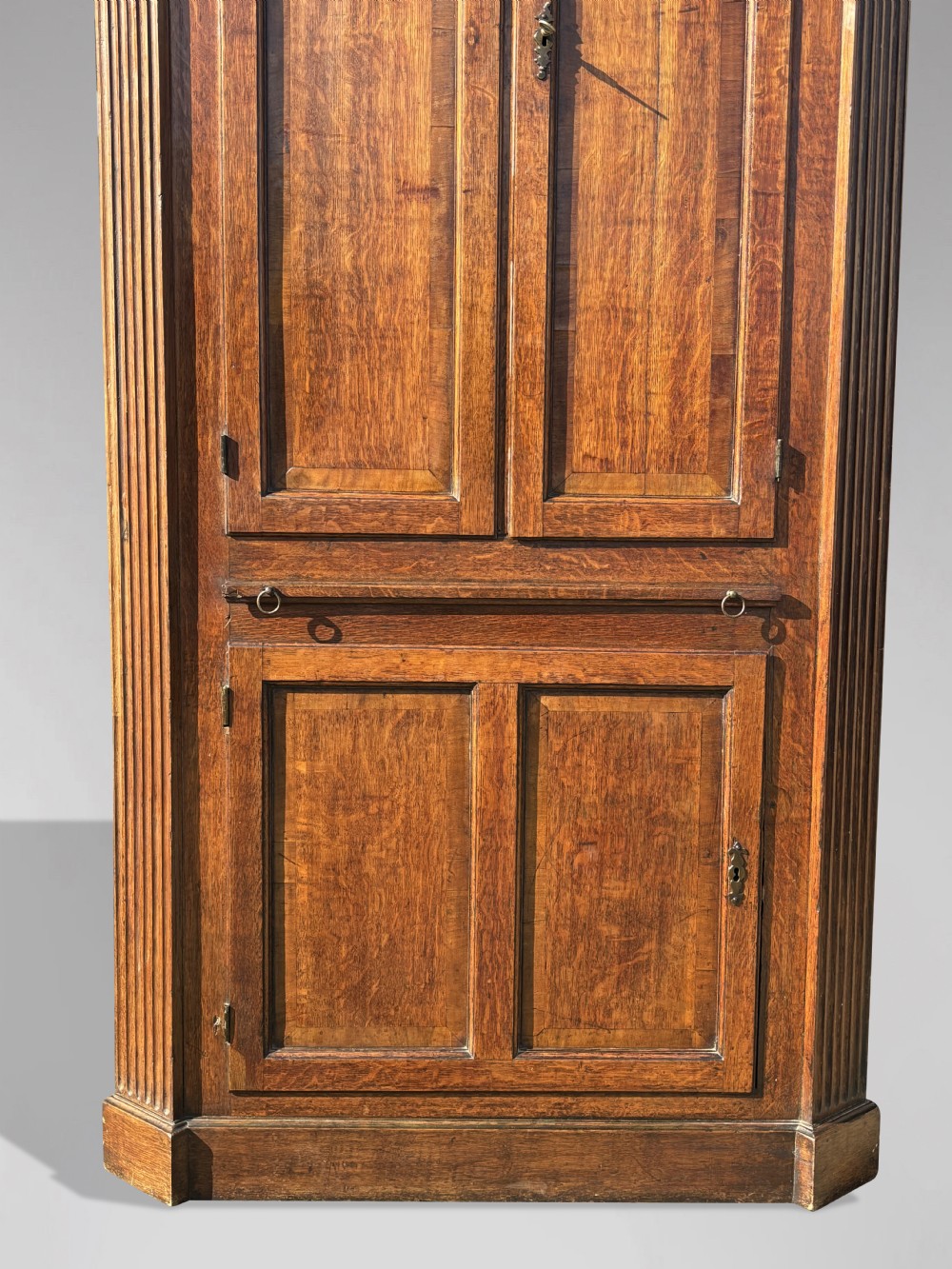18TH CENTURY GEORGE III PERIOD OAK CORNER CUPBOARD View IV