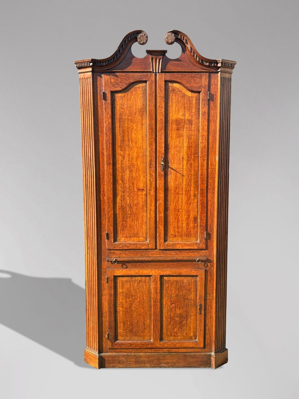 18TH CENTURY GEORGE III PERIOD OAK CORNER CUPBOARD View VIII