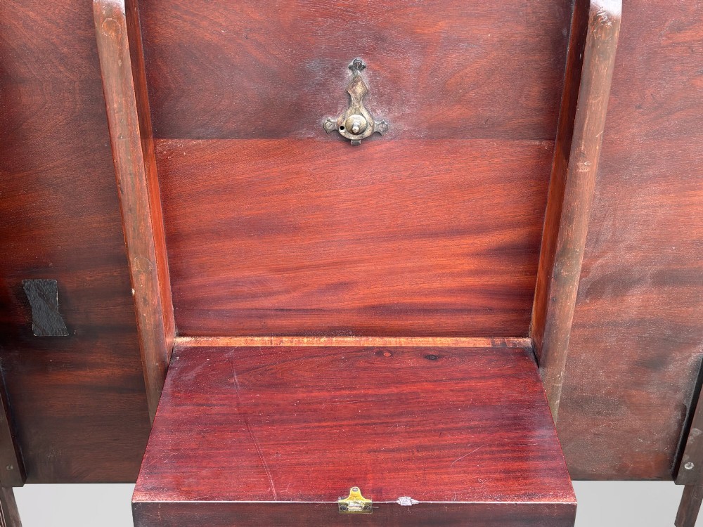 An early 19th-century Georgian mahogany twin pedestal dining table with a removable extension leaf, turned support pillars, and splayed legs ending in brass toe castors. View IX