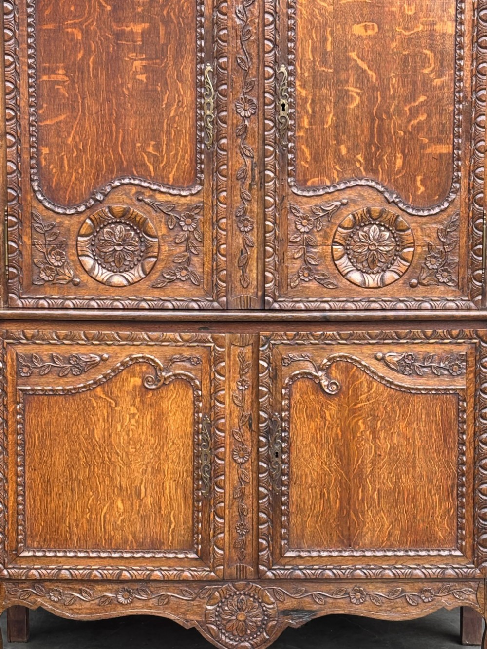 An 18th-century French Louis XVI carved oak buffet deux corps featuring two upper panelled doors topped with a floral basket carving above a two-door base resting on short scrolled feet. View VII
