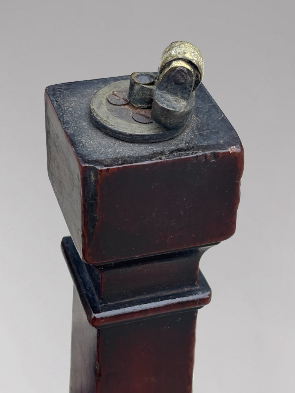 An eighteenth-century octagonal mahogany wine cooler featuring brass side handles, a keyhole detail, boxwood inlay, and fluted legs on castors. View X