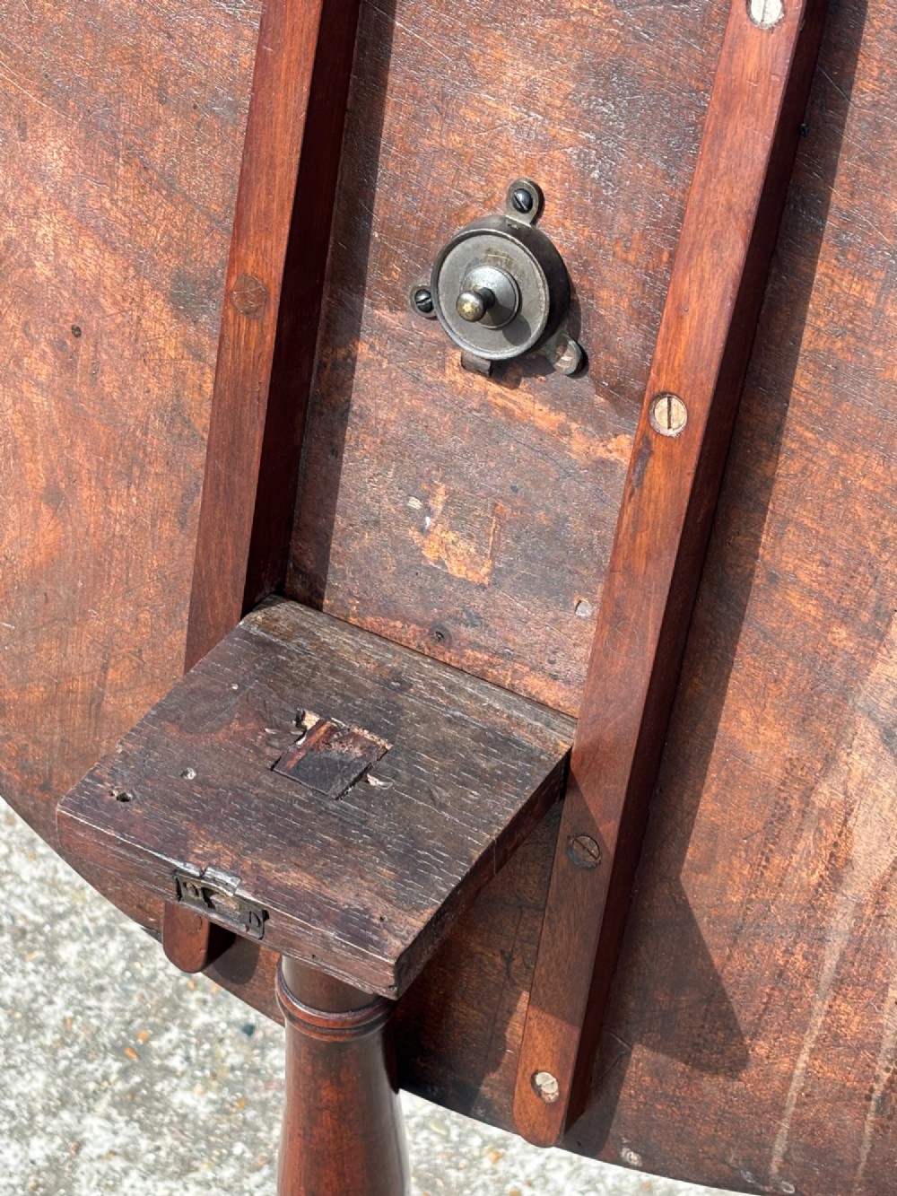 18TH CENTURY GEORGE III PERIOD MAHOGANY TRIPOD TABLE, C1790 View V