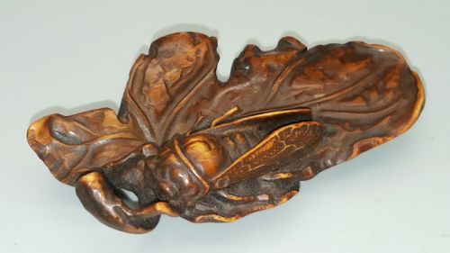 UNUSUAL LARGE JAPANESE MEIJI BOXWOOD NETSUKE OF A CICADA ON A LEAF - ADDITIONAL PHOTO 1