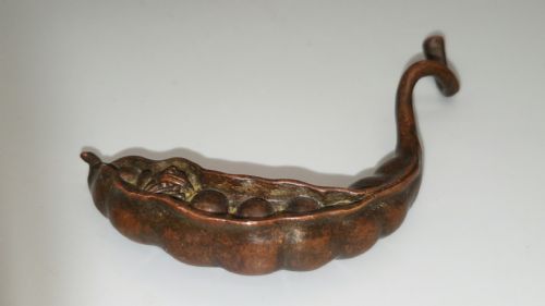 JAPANESE VINTAGE BRONZE PEA POD WITH HIDDEN FROG - ADDITIONAL PHOTO 2