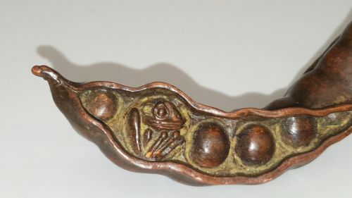 JAPANESE VINTAGE BRONZE PEA POD WITH HIDDEN FROG - ADDITIONAL PHOTO 3