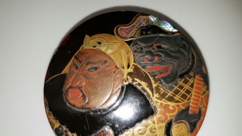 RARE JAPANESE MEIJI LACQUER MANJU NETSUKE DEPICTING WARLORDS BENKEI AND YOSHITSUNE AT GOJO BRIDGE - ADDITIONAL PHOTO 5