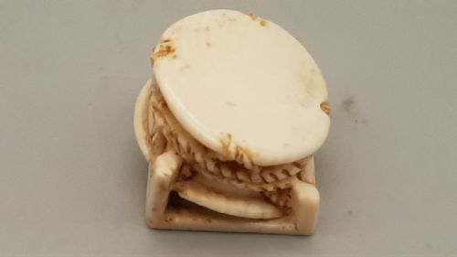 RARE JAPANESE MEIJI IVORY NETSUKE OF A TRADITIONAL JAPANESE TAIKO DRUM - ADDITIONAL PHOTO 2