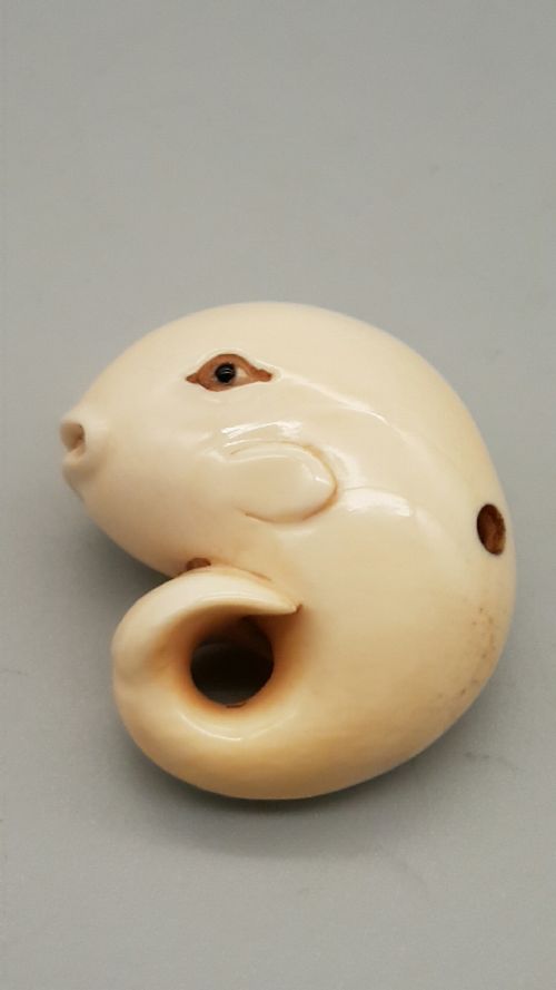 NICE JAPANESE MEIJI IVORY NETSUKE OF A PUFFER FISH WITH INLAID EYES - ADDITIONAL PHOTO 1