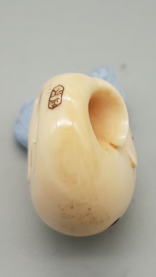 NICE JAPANESE MEIJI IVORY NETSUKE OF A PUFFER FISH WITH INLAID EYES - ADDITIONAL PHOTO 4