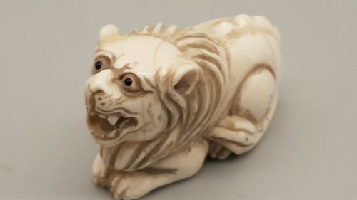 japanese meiji ivory netsuke of a seated lion - CATEGORY: ANTIQUE MISCELLANEOUS - DATED 19TH CENTURY
