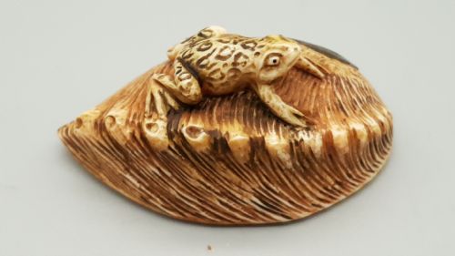 JAPANESE MEIJI IVORY NETSUKE OF A TOAD ON AN AWABI SHELL - ADDITIONAL PHOTO 2