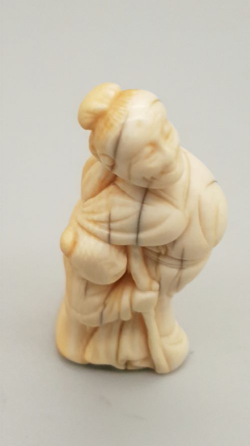 japanese edo 18thc ivory netsuke of a mother and child - CATEGORY: ANTIQUE MISCELLANEOUS - DATED 18TH CENTURY
