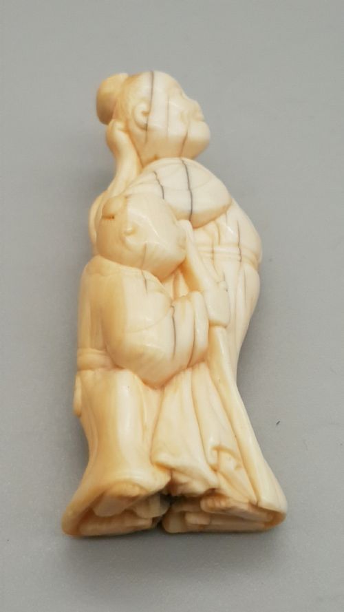 JAPANESE EDO 18THC IVORY NETSUKE OF A MOTHER AND CHILD - ADDITIONAL PHOTO 4