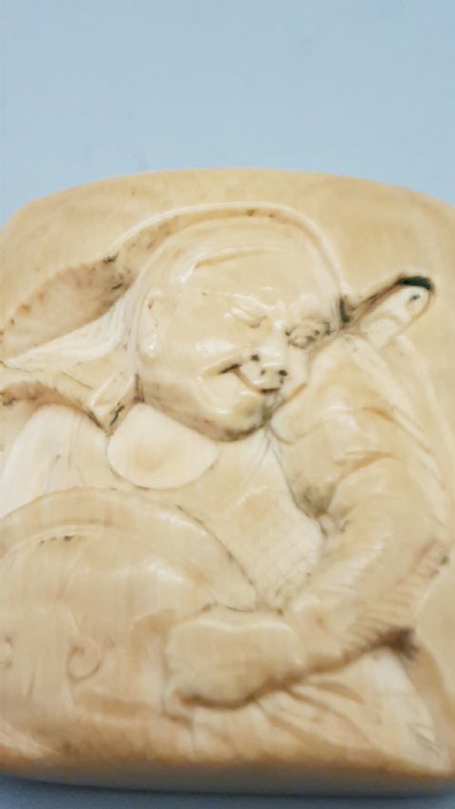 UNUSUAL JAPANESE MEIJI OBLONG IVORY MANJU NETSUKE DEPICTING A SAMURAI WITH FAN - ADDITIONAL PHOTO 1
