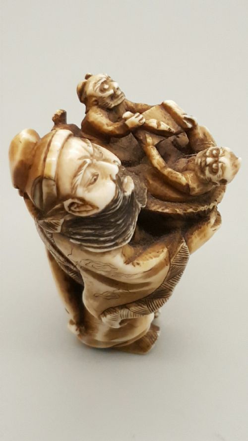 JAPANESE MEIJI IVORY NETSUKE OF CHINESE DEITY ZHONG KUI HOLDING TWO DEMONS ONI - ADDITIONAL PHOTO 1