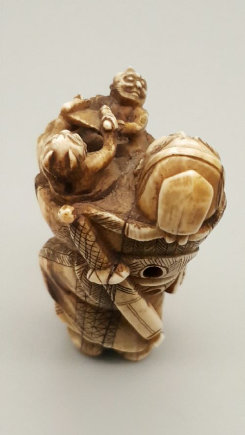 JAPANESE MEIJI IVORY NETSUKE OF CHINESE DEITY ZHONG KUI HOLDING TWO DEMONS ONI - ADDITIONAL PHOTO 2