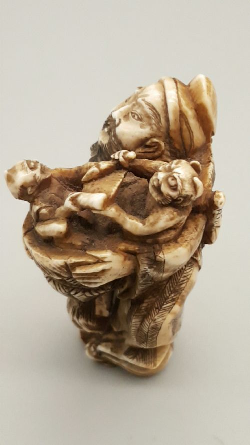 JAPANESE MEIJI IVORY NETSUKE OF CHINESE DEITY ZHONG KUI HOLDING TWO DEMONS ONI - ADDITIONAL PHOTO 3