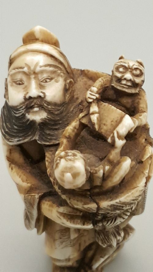 JAPANESE MEIJI IVORY NETSUKE OF CHINESE DEITY ZHONG KUI HOLDING TWO DEMONS ONI - ADDITIONAL PHOTO 4