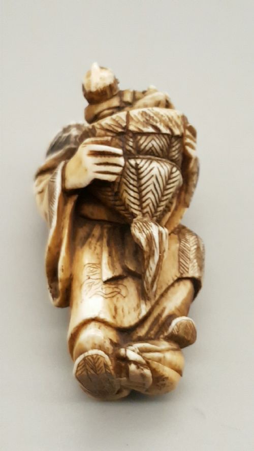 JAPANESE MEIJI IVORY NETSUKE OF CHINESE DEITY ZHONG KUI HOLDING TWO DEMONS ONI - ADDITIONAL PHOTO 5