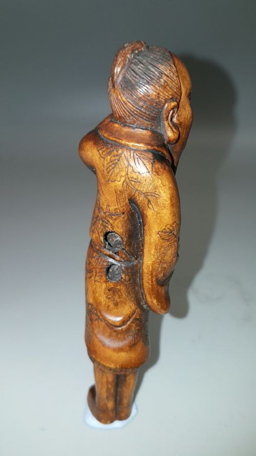 JAPANESE BOXWOOD SASHI NETSUKE OF AN OLD MAN - ADDITIONAL PHOTO 2