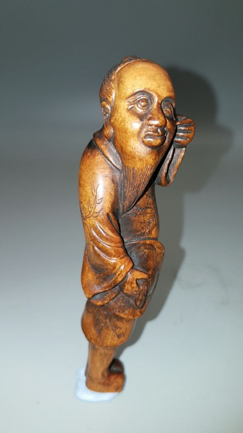 JAPANESE BOXWOOD SASHI NETSUKE OF AN OLD MAN - ADDITIONAL PHOTO 3