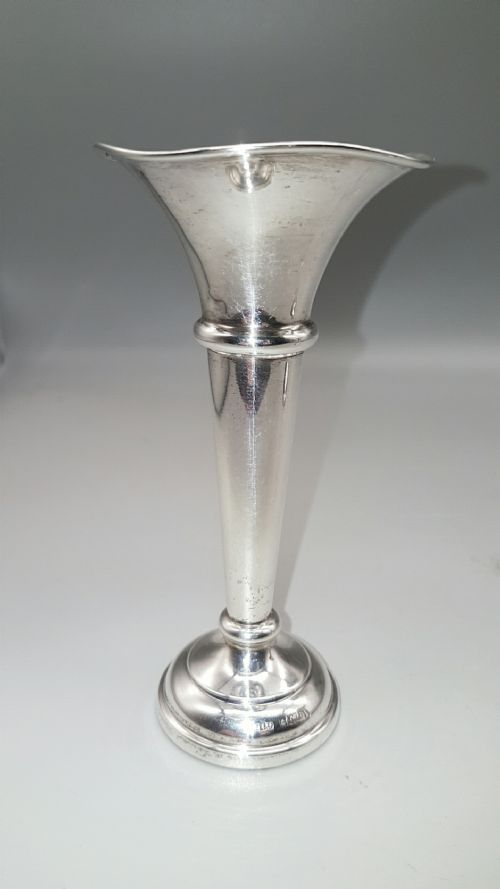 DELIGHTFUL PAIR OF VINTAGE STERLING SILVER TRUMPET BUD VASES BY J GLOSTER LTD BIRMINGHAM 1970 - ADDITIONAL PHOTO 1