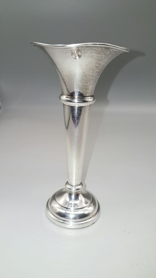 DELIGHTFUL PAIR OF VINTAGE STERLING SILVER TRUMPET BUD VASES BY J GLOSTER LTD BIRMINGHAM 1970 - ADDITIONAL PHOTO 4