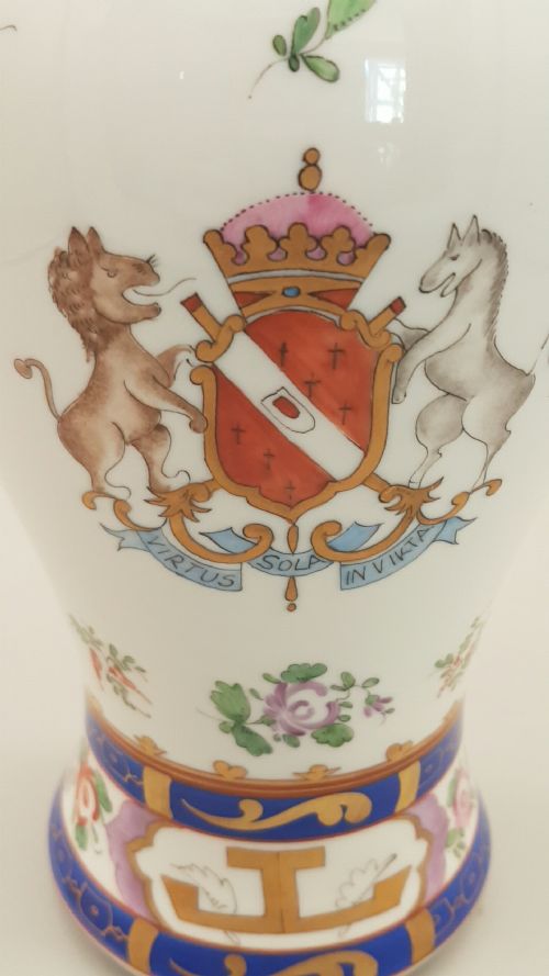 LOVELY GERMAN DRESDEN ARMORIAL PORCELAIN VASE WITH COVER C1850 WITH HOWARD FAMILY CREST - ADDITIONAL PHOTO 1