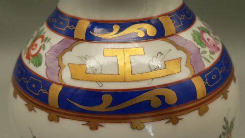 LOVELY GERMAN DRESDEN ARMORIAL PORCELAIN VASE WITH COVER C1850 WITH HOWARD FAMILY CREST - ADDITIONAL PHOTO 2