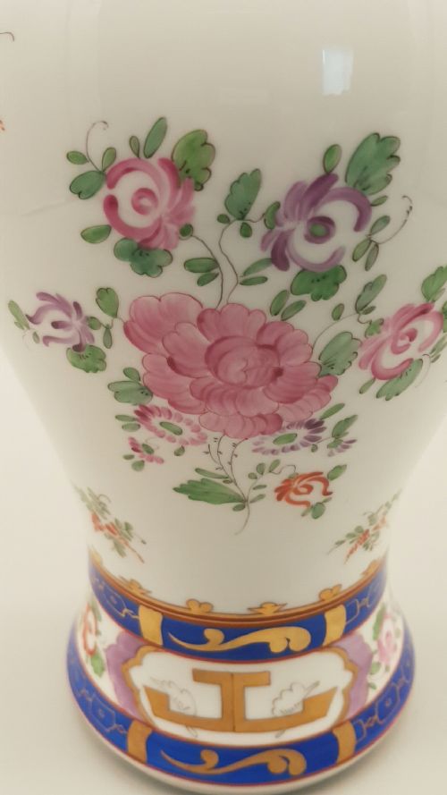 LOVELY GERMAN DRESDEN ARMORIAL PORCELAIN VASE WITH COVER C1850 WITH HOWARD FAMILY CREST - ADDITIONAL PHOTO 6